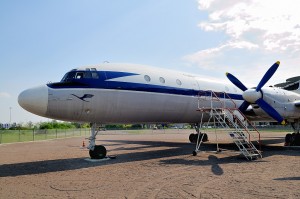 IL 18 in den Farben der Deutschen Lufthansa Ost Museums IL 18 vor dem Zentralen Check-In in Leipzig/Halle